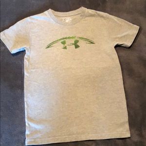 Boys Under Armour size xs tee